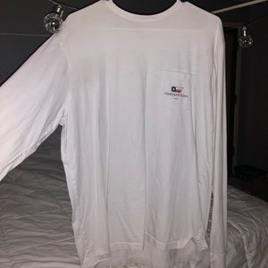 White vineyard vines T-shirt